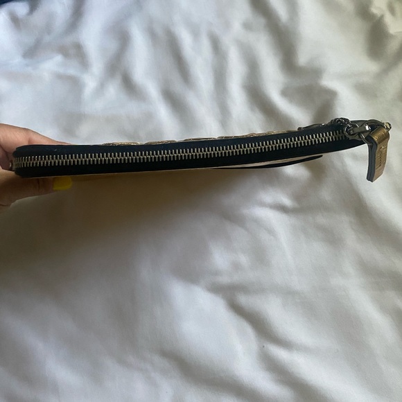 CHANEL Oversized Gold Leather Clutch - Picture 9 of 10